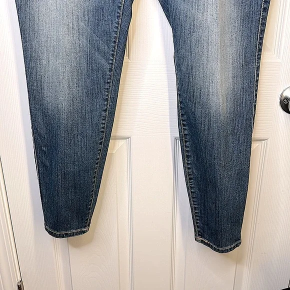 Don’t miss OUT 👀! NWT - fresh pair of skinny 👖 anyone? These are premium ultra - Picture 12 of 16